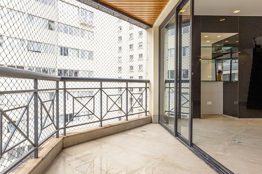 Comprar apartamento no Itaim Bibi: 3 quartos, piscina, churrasqueira e quintal. — Varanda