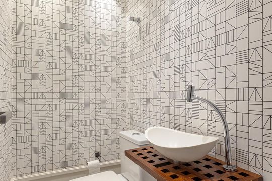 Comprar apartamento no Itaim Bibi: 3 quartos, piscina, churrasqueira e quintal. — Lavabo