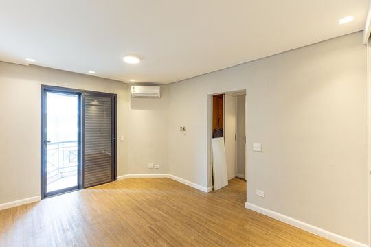 Comprar apartamento no Itaim Bibi: 3 quartos, piscina, churrasqueira e quintal. — Suíte