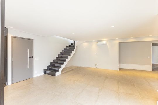 Comprar apartamento no Itaim Bibi: 3 quartos, piscina, churrasqueira e quintal. — Sala