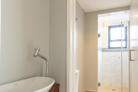 Comprar apartamento no Itaim Bibi: 3 quartos, piscina, churrasqueira e quintal. — Banheiro