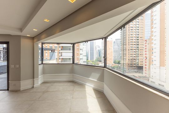 Comprar apartamento no Itaim Bibi: 3 quartos, piscina, churrasqueira e quintal. — Sala 2
