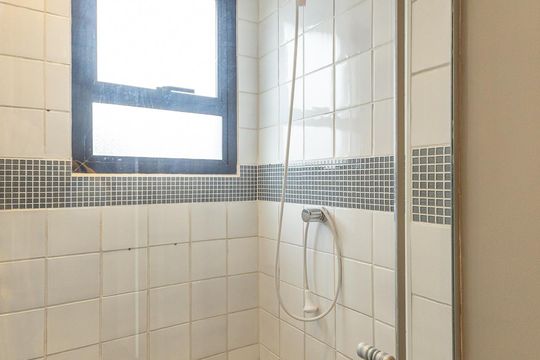 Comprar apartamento no Itaim Bibi: 3 quartos, piscina, churrasqueira e quintal. — Banheiro