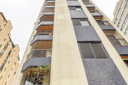 Comprar apartamento no Itaim Bibi: 3 quartos, piscina, churrasqueira e quintal. — Fachada