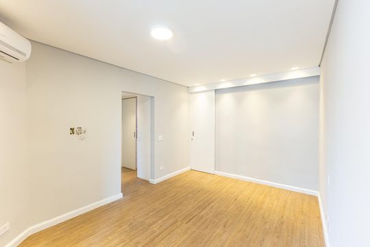 Comprar apartamento no Itaim Bibi: 3 quartos, piscina, churrasqueira e quintal. — Suíte