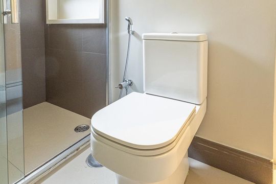 Comprar apartamento no Itaim Bibi: 3 quartos, piscina, churrasqueira e quintal. — Banheiro da Suíte