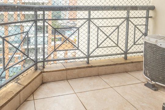 Comprar apartamento no Itaim Bibi: 3 quartos, piscina, churrasqueira e quintal. — Suíte