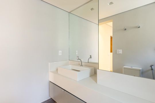 Comprar apartamento no Itaim Bibi: 3 quartos, piscina, churrasqueira e quintal. — Banheiro da Suíte
