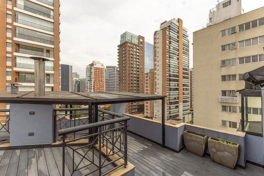 Comprar apartamento no Itaim Bibi: 3 quartos, piscina, churrasqueira e quintal. — Cobertura