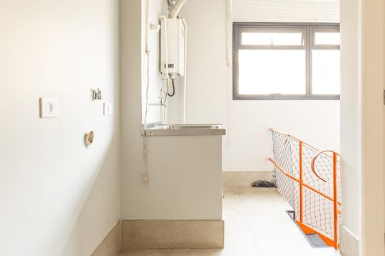 Comprar apartamento no Itaim Bibi: 3 quartos, piscina, churrasqueira e quintal. — Área de Serviço