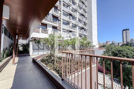 Venda de apartamento mobiliado com 3 quartos, varanda e piscina no condomínio. — Área comum