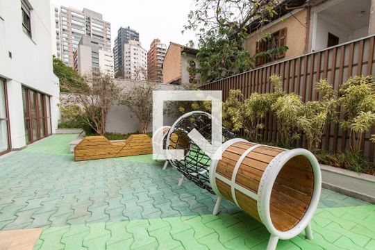 Venda de apartamento mobiliado com 3 quartos, varanda e piscina no condomínio. — Playground