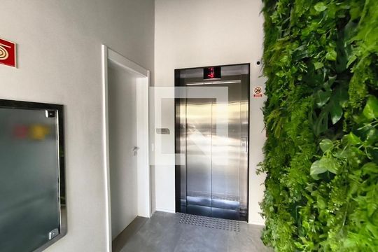 Venda de apartamento mobiliado com 3 quartos, varanda e piscina no condomínio. — Hall de entrada