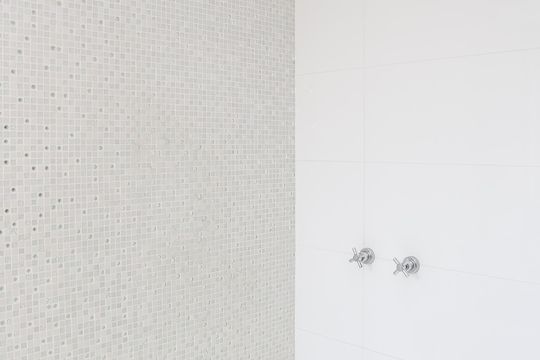 Comprar apartamento com 3 quartos, varanda e closet. — Banheiro da Suíte 1