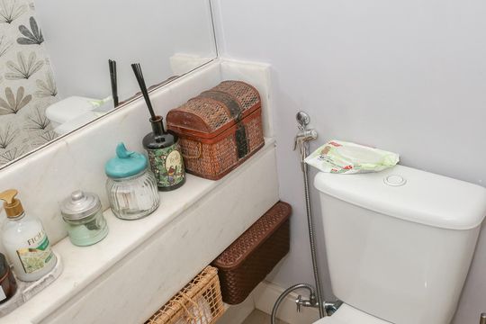 Comprar apartamento com 3 quartos, varanda e closet. — Lavabo