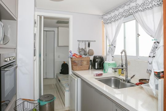 Comprar apartamento com 3 quartos, varanda e closet. — Cozinha