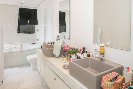 Comprar apartamento com 3 quartos, varanda e closet. — Banheiro da Suíte 1