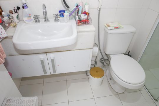 Comprar apartamento com 3 quartos, varanda e closet. — Banheiro da Suíte 3