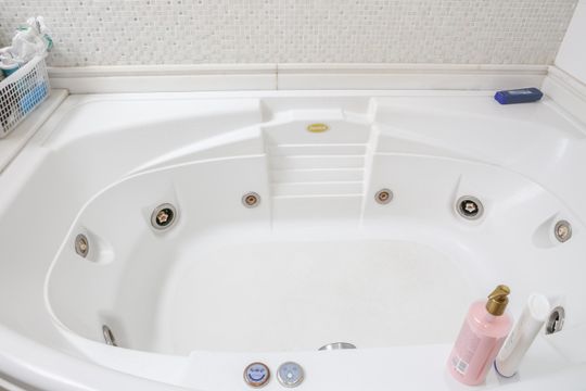 Comprar apartamento com 3 quartos, varanda e closet. — Banheiro da Suíte 1