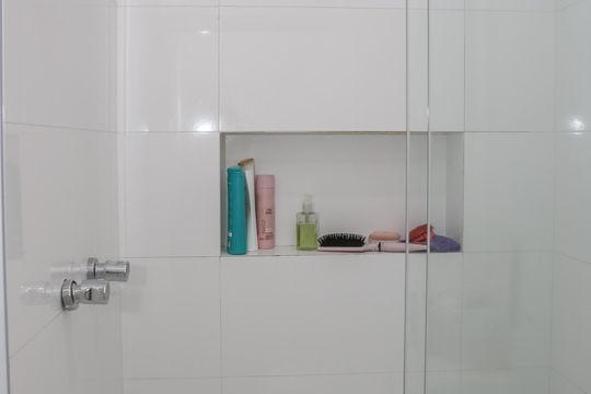 Comprar apartamento com 3 quartos, varanda e closet. — Banheiro da Suíte 2