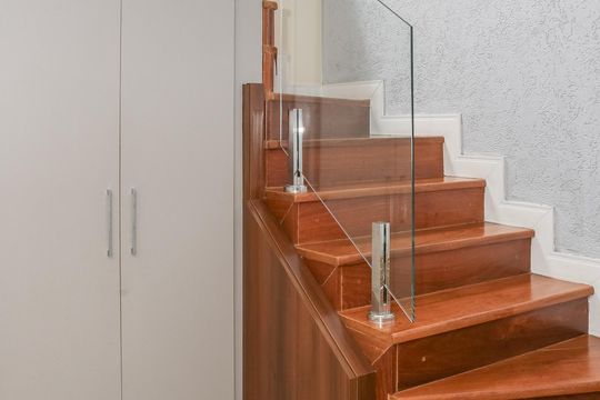 Comprar apartamento com 3 quartos, varanda e closet. — Escada
