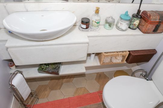 Comprar apartamento com 3 quartos, varanda e closet. — Lavabo