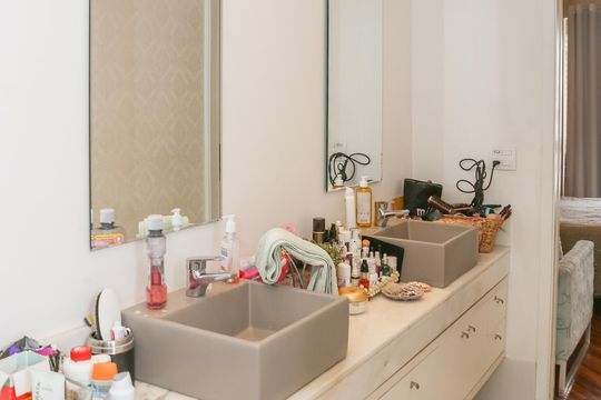 Comprar apartamento com 3 quartos, varanda e closet. — Banheiro da Suíte 1