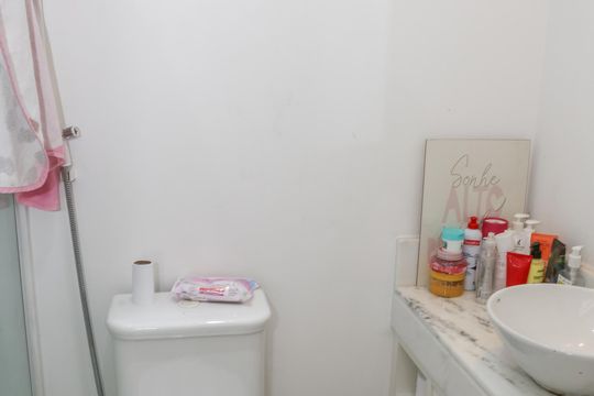 Comprar apartamento com 3 quartos, varanda e closet. — Banheiro da Suíte 2