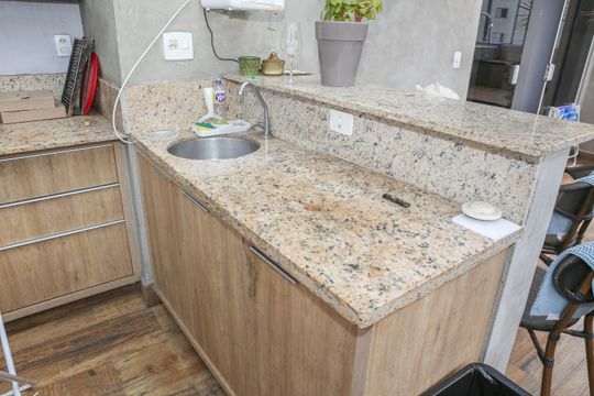 Comprar apartamento com 3 quartos, varanda e closet. — Piscina e Churrasqueira