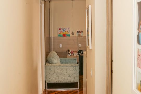 Comprar apartamento com 3 quartos, varanda e closet. — Corredor
