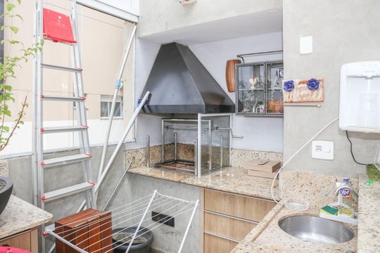 Comprar apartamento com 3 quartos, varanda e closet. — Piscina e Churrasqueira