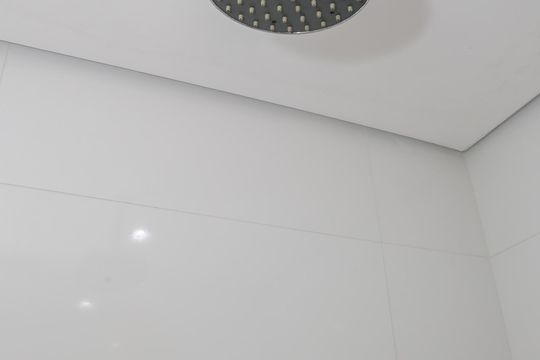 Comprar apartamento com 3 quartos, varanda e closet. — Banheiro da Suíte 2