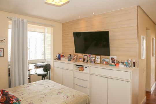Comprar apartamento com 3 quartos, varanda e closet. — Suíte 1