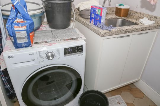 Comprar apartamento com 3 quartos, varanda e closet. — Área de Serviço