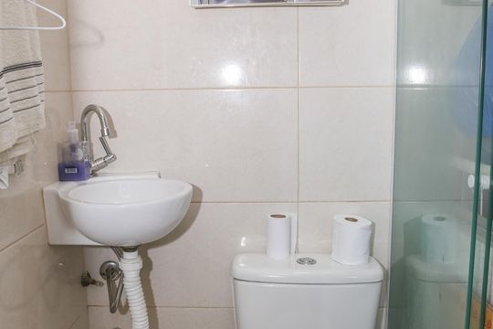 Comprar apartamento com 3 quartos, varanda e closet. — Quarto e banheiro de Serviço