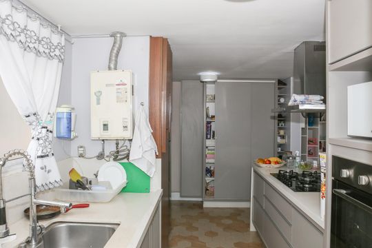 Comprar apartamento com 3 quartos, varanda e closet. — Cozinha