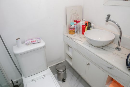 Comprar apartamento com 3 quartos, varanda e closet. — Banheiro da Suíte 2