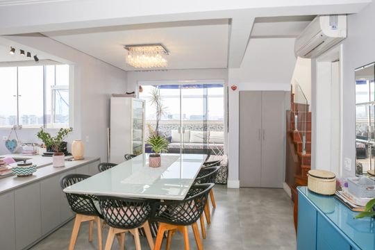 Comprar apartamento com 3 quartos, varanda e closet. — Sala