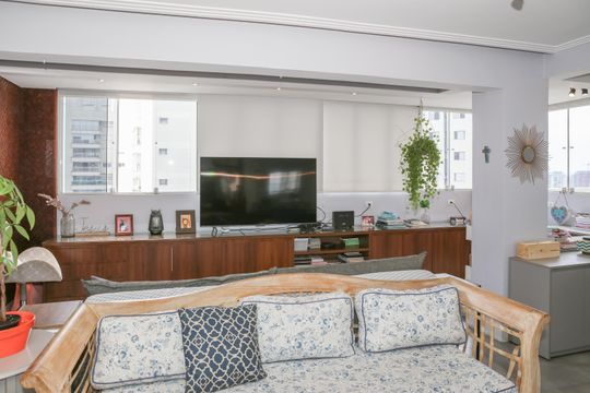 Comprar apartamento com 3 quartos, varanda e closet. — Sala