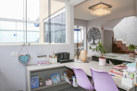 Comprar apartamento com 3 quartos, varanda e closet. — Sala