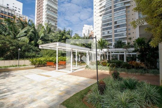 Comprar apartamento mobiliado na Vila Mariana com 3 quartos, varanda e piscina no condomínio. — Entrada do Prédio