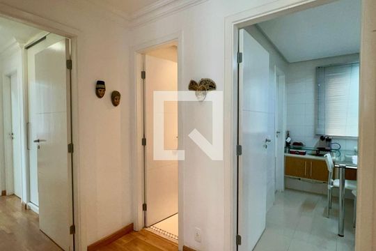 Comprar apartamento mobiliado na Vila Mariana com 3 quartos, varanda e piscina no condomínio. — Entrada