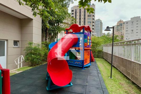 Comprar apartamento mobiliado na Vila Mariana com 3 quartos, varanda e piscina no condomínio. — Playground