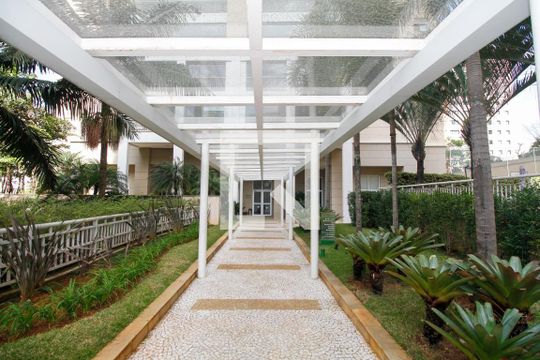 Comprar apartamento mobiliado na Vila Mariana com 3 quartos, varanda e piscina no condomínio. — Entrada do Prédio