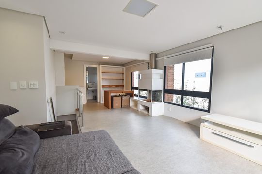 Comprar apartamento com 2 quartos, varanda e piscina no condomínio. — Cobertura - sala