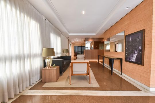 Comprar apartamento com 2 quartos, varanda e piscina no condomínio. — Hall social