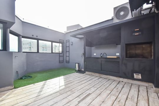 Comprar apartamento com 2 quartos, varanda e piscina no condomínio. — Cobertura - Churrasqueira