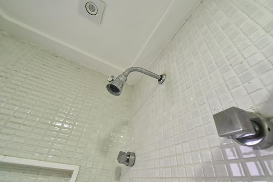 Comprar apartamento com 2 quartos, varanda e piscina no condomínio. — Banheiro da suíte