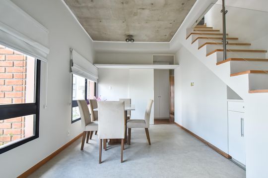 Comprar apartamento com 2 quartos, varanda e piscina no condomínio. — foto 1