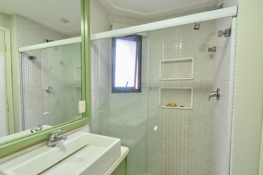 Comprar apartamento com 2 quartos, varanda e piscina no condomínio. — Banheiro da suíte